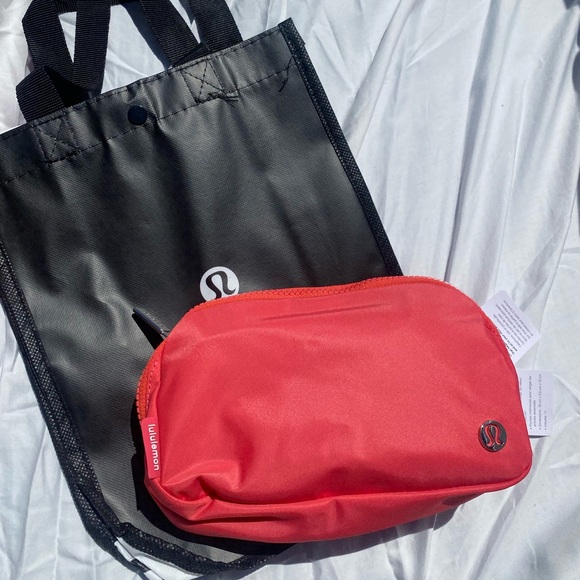 Last one Lululemon Everywhere Belt Bag Pale Raspberry NWT - Picture 3 of 9